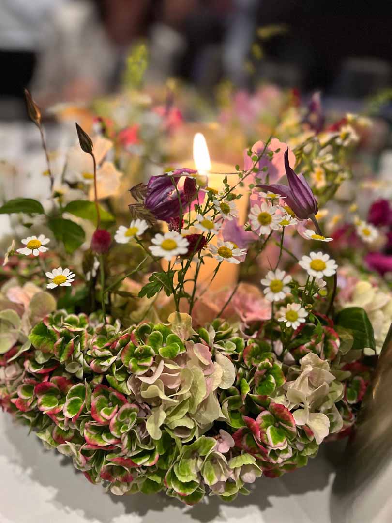 Tischdekoration mit Blumen